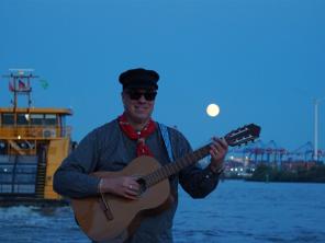 Nachts im Hafen: Der Seemannsköpper an der Elbe mit Hafenfähre und Mond über den Kränen